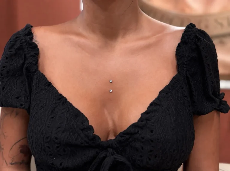 Taşlı dermal piercing