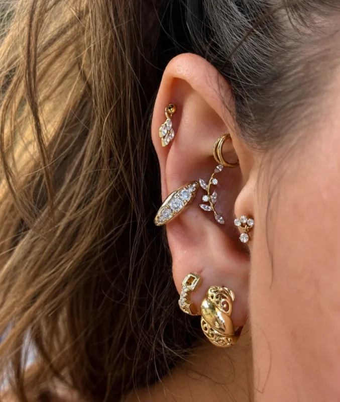 Altın piercing takılı kulak - helix ve lob piercing