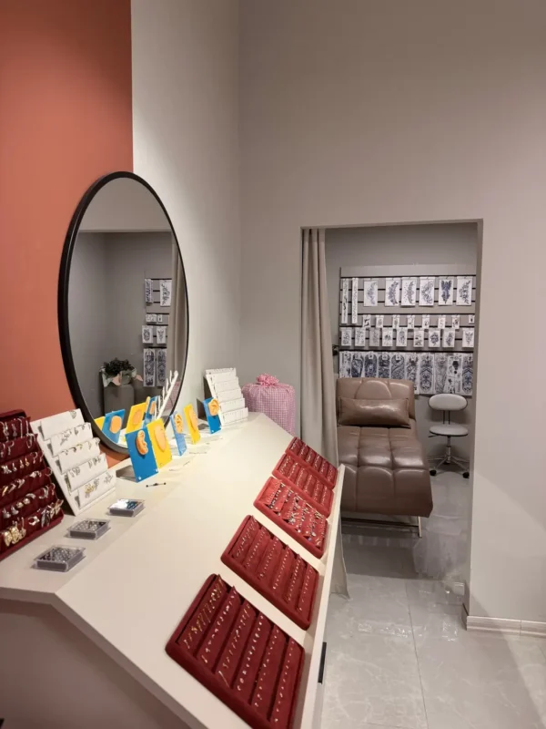 Piercing takıları teşhir tezgahı