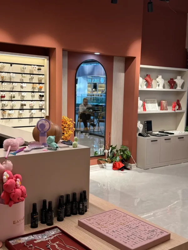 SD Studio Tuzla stüdyo iç mekan ve takı vitrini