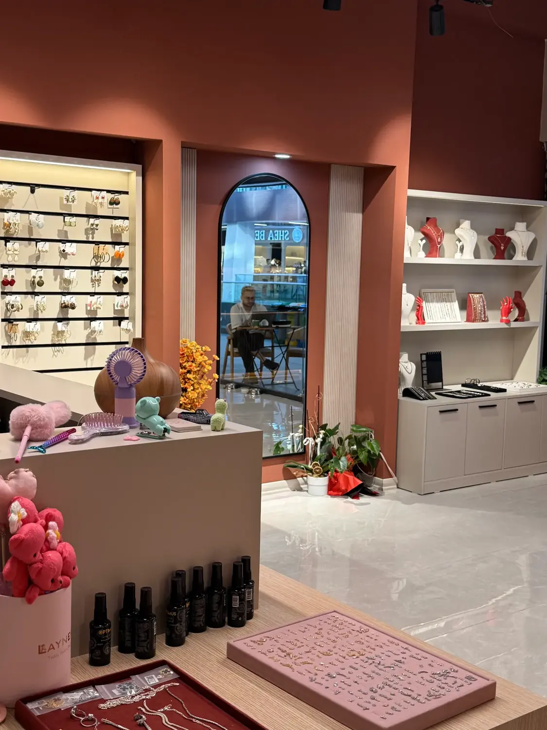 SD Studio Tuzla stüdyo iç mekan ve takı vitrini