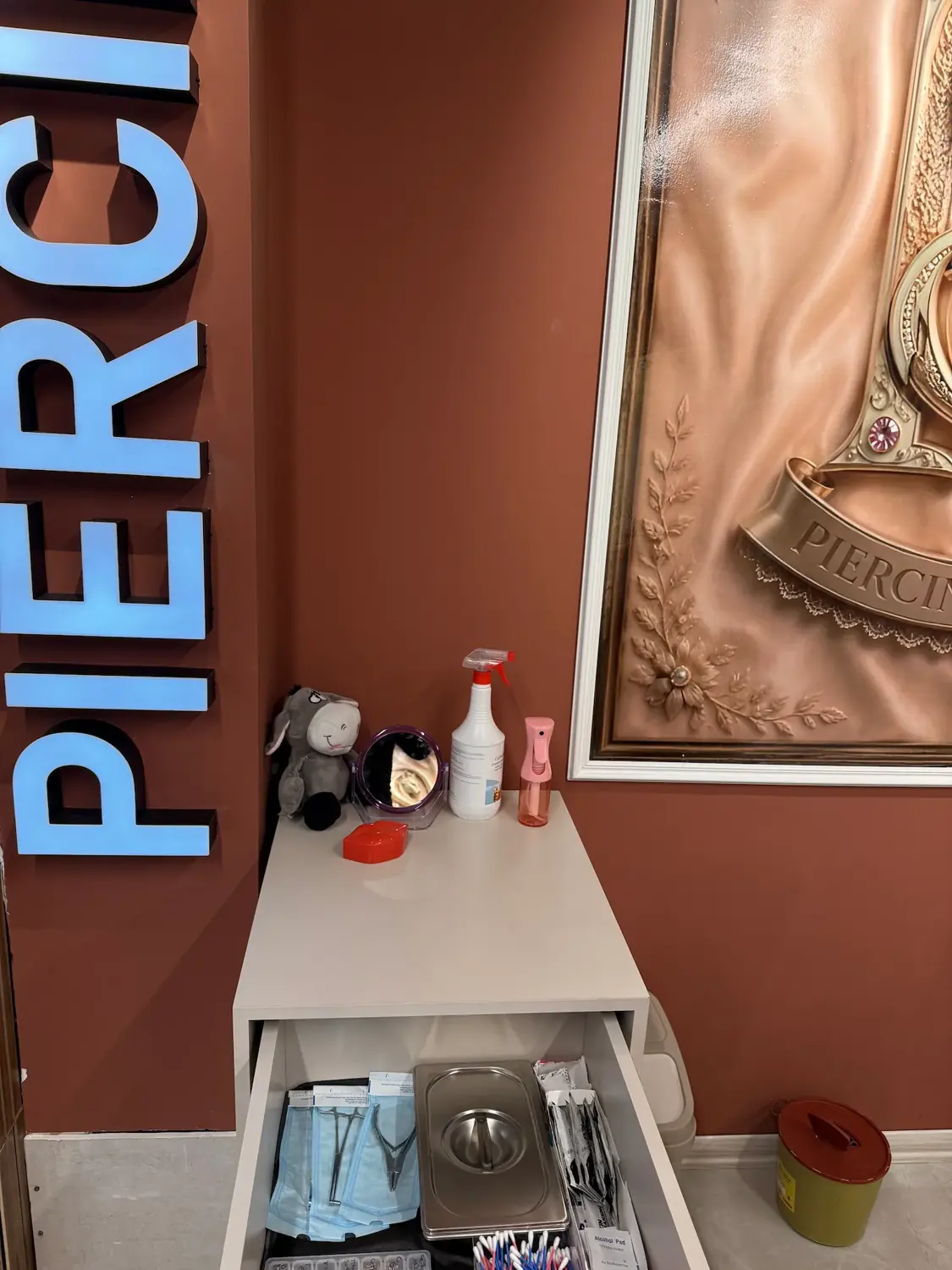 Steril piercing ekipmanı çekmecesi